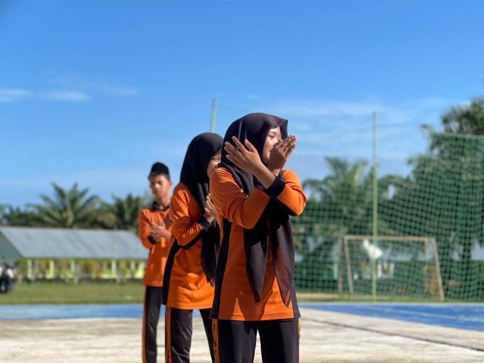 Kelas VIII A MTsN 8 Bungo Tampilkan Semangat dan Kekompakan dalam Ujian Praktik Penjas Senam Pramuka