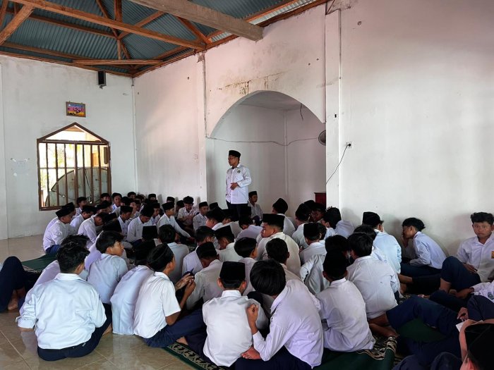 Menanamkan Nilai Spiritual, MTsN 8 Bungo Rutin Laksanakan Sholat Dzuhur Berjamaah dan Kultum Siswa