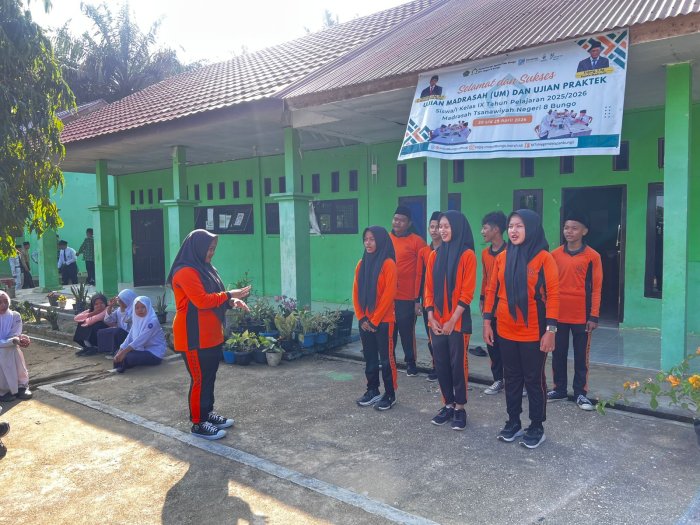 Harmoni Akhir Perjuangan: Ujian Praktik Seni Budaya Kelas IX MTsN 8 Bungo Ditutup dengan Lantunan Lagu Penuh Makna
