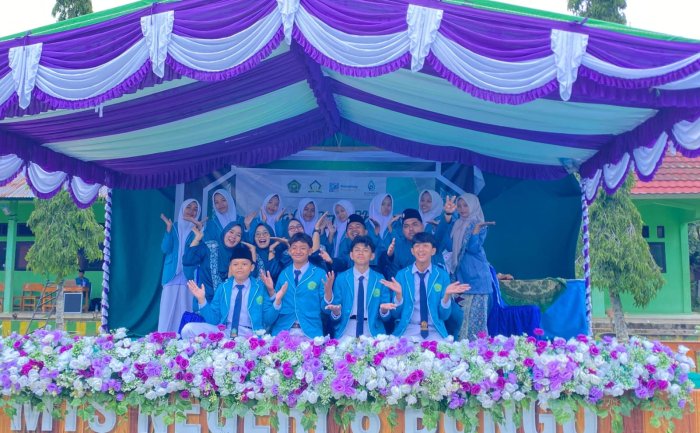 Semangat Baru Panitia Haflatul Wada Angkatan XXI MTsN 8 Bungo Tampil Kompak dengan Jas Almamater OSIM