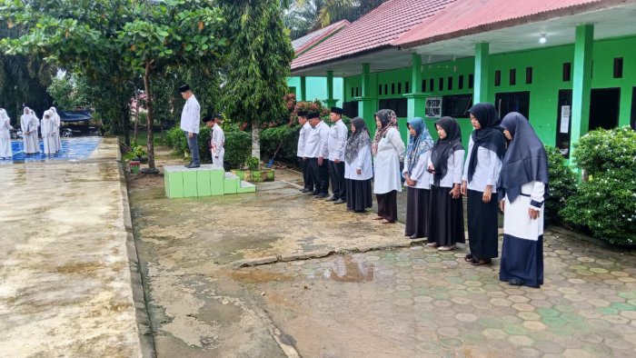 Upacara Bendera Senin Tetap Khidmat Meski Diguyur Gerimis