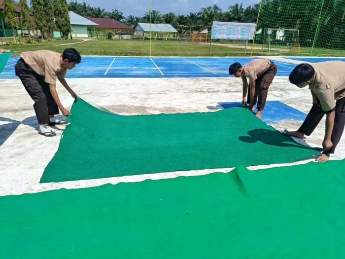 Semangat Kebersamaan Ramadhan, Panitia OSIM MTsN 8 Bungo Gotong Royong Persiapkan Acara Buka Bersama