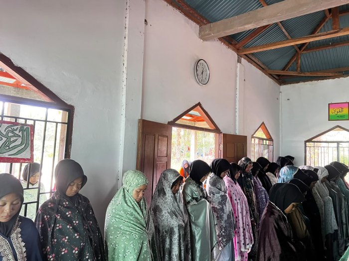 Sholat Dzuhur Berjamaah dan Kultum Kelas 9B Perkuat Karakter Religius Peserta Didik MTsN 8 Bungo Sholat Dzuhur Berjamaah dan Kultum Kelas 9B Perkuat Karakter Religius Peserta Didik MTsN 8 Bungo