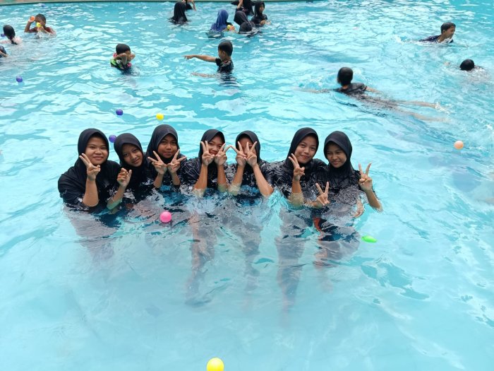 Kebersamaan Penuh Keceriaan, Siswa/i Kelas VII A MTsN 8 Bungo Isi Liburan dengan Berenang Bersama Wali Kelas