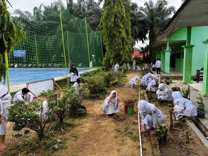 Semangat Baru Pasca Idul Fitri, MTsN 8 Bungo Gelar Gotong Royong Wujudkan Lingkungan Bersih dan Nyaman