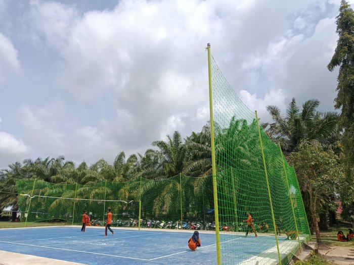 Semangat Gotong Royong Warnai Finishing Lapangan Voli MTsN 8 Bungo Jelang PORSEKA II Tahun 2026