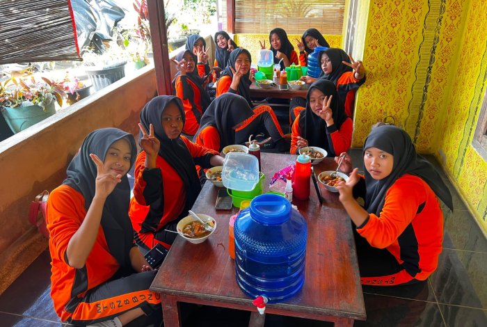 Pembubaran Panitia MATAMUDA 2026, Pembina OSIM MTsN 8 Bungo Ajak Panitia Makan Bersama sebagai Wujud Apresiasi Pembubaran Panitia MATAMUDA 2026, Pembina OSIM MTsN 8 Bungo Ajak Panitia Makan Bersama sebagai Wujud Apresiasi