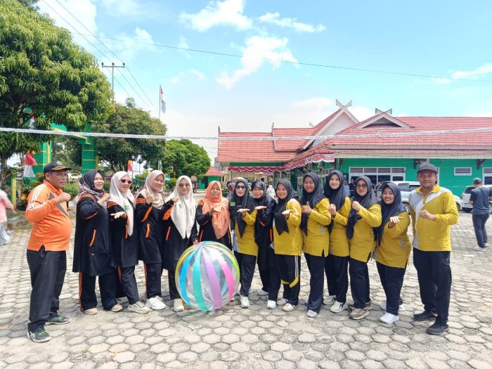 Guru MTsN 8 Bungo Semarakkan Lomba Voli Gembira HAB Kemenag ke-80