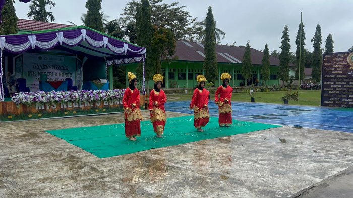 Semarak Budaya di Haflatul Wada: Perwakilan 8B MTsN 8 Bungo Sukses Tampilkan Tari Urang Minang Baralek Gadang