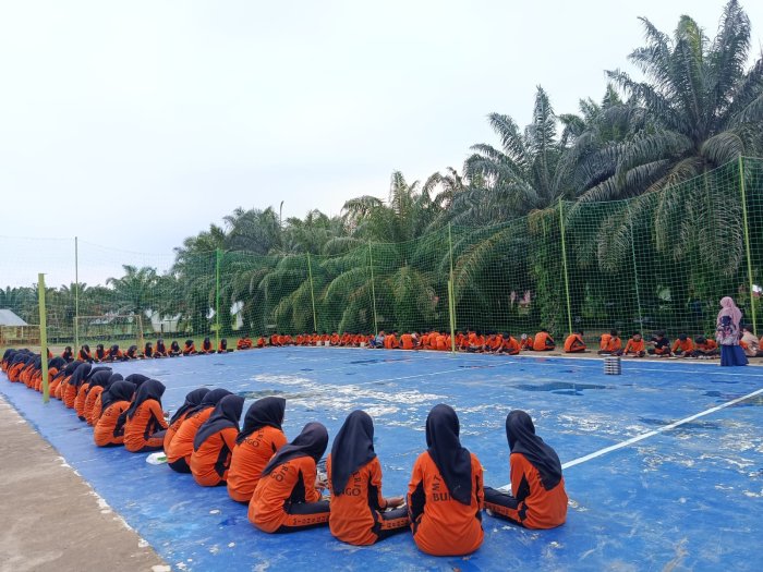 Nikmati Kebersamaan di Lapangan, Siswa MTsN 8 Bungo Santap Makan Bergizi Gratis dengan Penuh Semangat