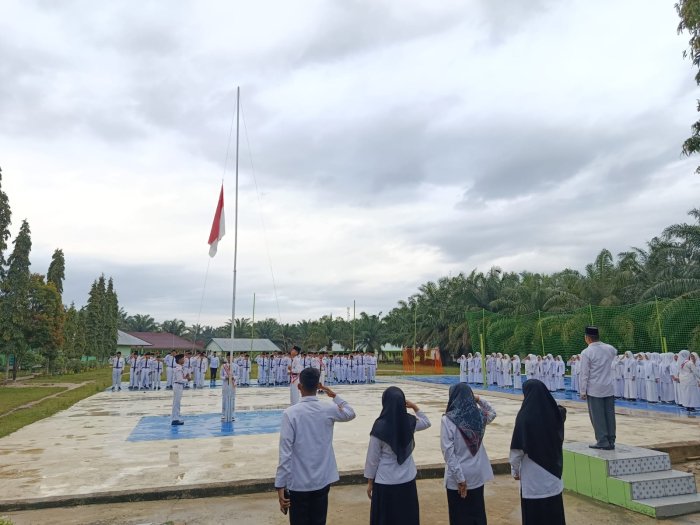 Mendung Tak Surutkan Semangat: Upacara Bendera MTsN 8 Bungo Tetap Khidmat dan Sukses