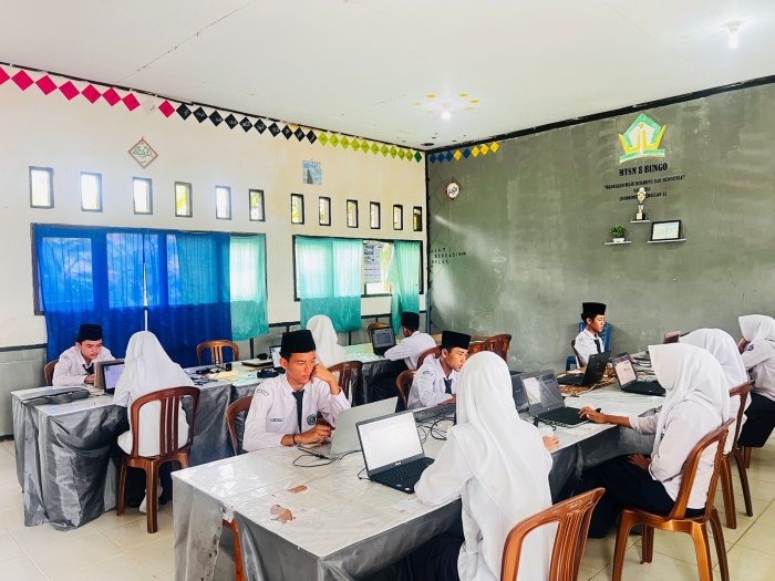Hari Kedua TKA MTsN 8 Bungo Berjalan Lancar, Sesi Terakhir Diwarnai Semangat Siswa