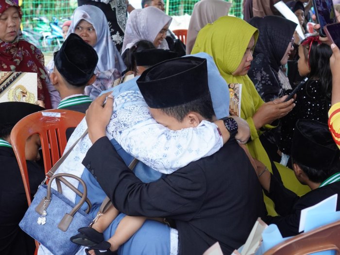 Haru dan Penuh Makna, Prosesi Sungkeman Perpisahan Kelas IX MTsN 8 Bungo Banjir Air Mata Haru dan Penuh Makna, Prosesi Sungkeman Perpisahan Kelas IX MTsN 8 Bungo Banjir Air Mata