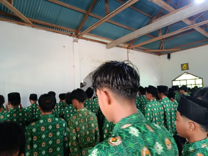 Menumbuhkan Karakter Islami melalui Sholat Dzuhur Berjamaah di Mushola MTsN 8 Bungo