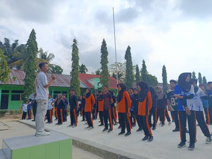Pembina OSIM MTsN 8 Bungo Berikan Arahan dan Motivasi Sebelum Kegiatan Ekstrakurikuler Sabtu Sore Pembina OSIM MTsN 8 Bungo Berikan Arahan dan Motivasi Sebelum Kegiatan Ekstrakurikuler Sabtu Sore
