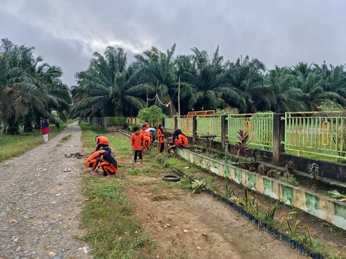MTsN 8 Bungo Gelar Gotong Royong Lingkungan Madrasah Jelang Libur Semester Genap
