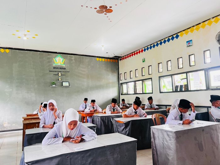 Semangat dan Percaya Diri, Siswa Kelas IX MTsN 8 Bungo Sukses Hadapi Ujian Madrasah Bahasa Indonesia