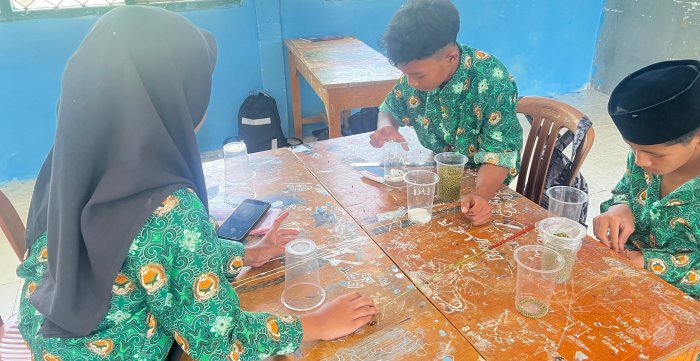 Praktikum IPA Kelas 7C MTsN 8 Bungo: Mengamati Pengaruh Cahaya terhadap Pertumbuhan Kacang Hijau Praktikum IPA Kelas 7C MTsN 8 Bungo: Mengamati Pengaruh Cahaya terhadap Pertumbuhan Kacang Hijau