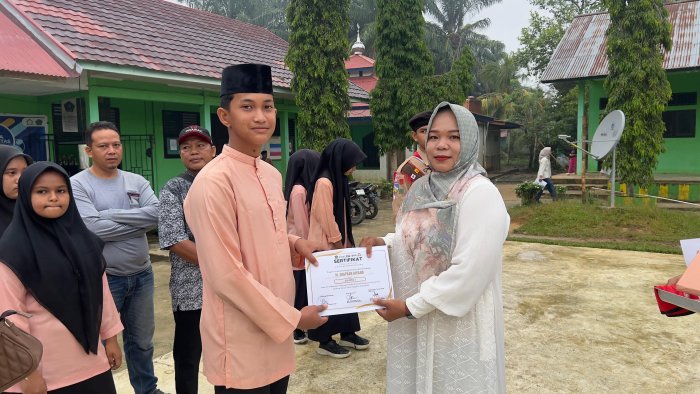 M. Zhafran Rivano Raih Juara 1 Kelas 8A, MTsN 8 Bungo Berikan Penghargaan sebagai Apresiasi Prestasi Siswa M. Zhafran Rivano Raih Juara 1 Kelas 8A, MTsN 8 Bungo Berikan Penghargaan sebagai Apresiasi Prestasi Siswa