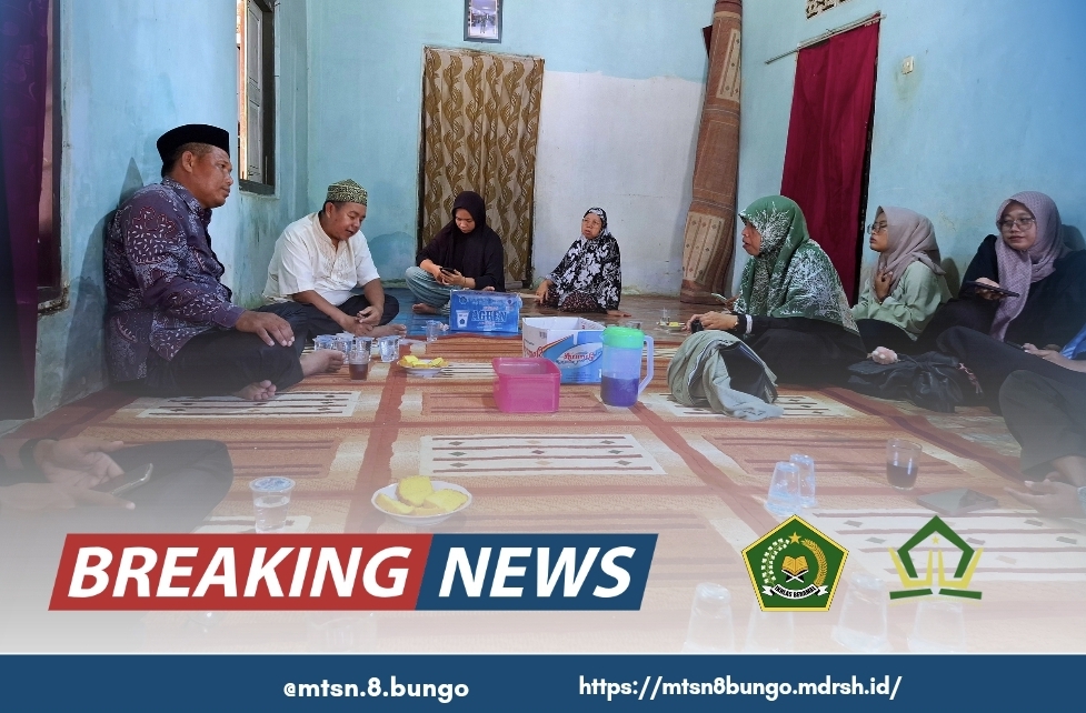 KEPALA MADRASAH BESERTA GURU GURU MTSN 8 BUNGO BERTAKZIAH KE SALAH SATU REKAN GURU YANG SEDANG BERDUKA