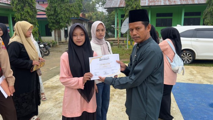 Fitri Indah Lestari Raih Juara 3, MTsN 8 Bungo Berikan Penghargaan sebagai Bentuk Apresiasi Prestasi Siswa Fitri Indah Lestari Raih Juara 3, MTsN 8 Bungo Berikan Penghargaan sebagai Bentuk Apresiasi Prestasi Siswa
