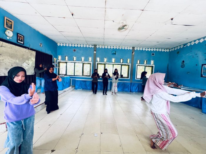Semangat Kebersamaan dalam Gerak: Latihan Tari Pasambahan MTsN 8 Bungo Sambut Perpisahan Kelas IX