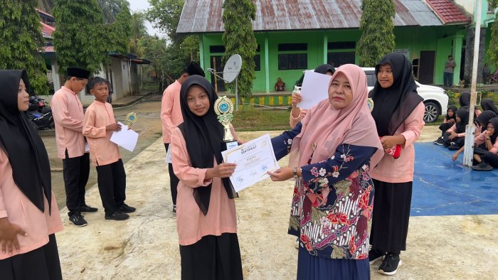 Kelas VII A Putri Sabet Juara 1 Voli Putri Classmeeting Semester Genap, Lengkapi Dominasi Kelas VII A di MTsN 8 Bungo