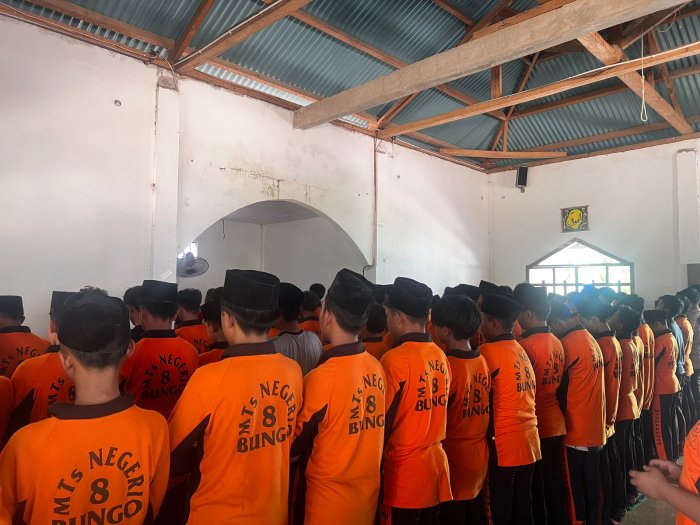 Menanamkan Nilai Spiritual Sejak Dini, MTsN 8 Bungo Laksanakan Sholat Dzuhur Berjamaah Usai KBM