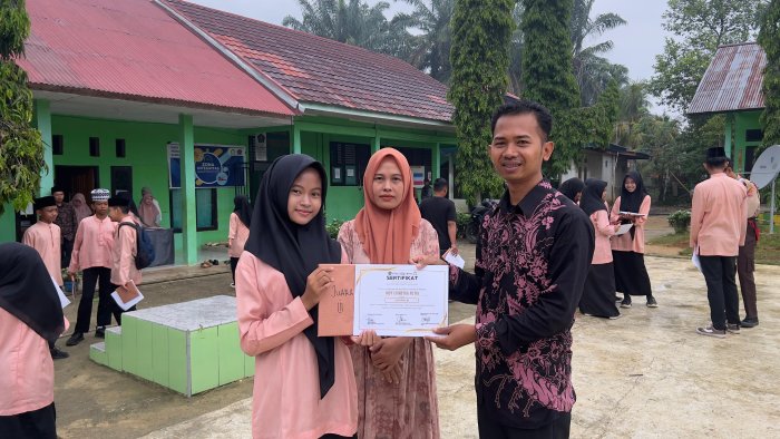 Konsistensi Berbuah Prestasi: Indy Chindyka Putri Kembali Ukir Capaian Gemilang di MTsN 8 Bungo