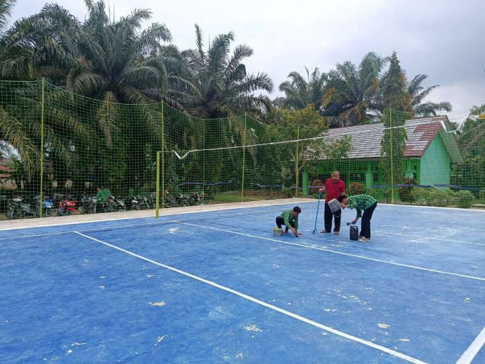 Pengkondisian Lapangan Voli MTsN 8 Bungo Jelang PORSEKA II Tahun 2026, Demi Kenyamanan dan Kelancaran Pertandingan