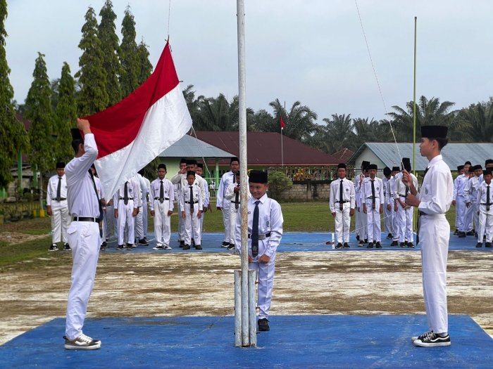 Semangat Baru Pasca Lebaran, MTsN 8 Bungo Gelar Upacara Bendera Penuh Khidmat
