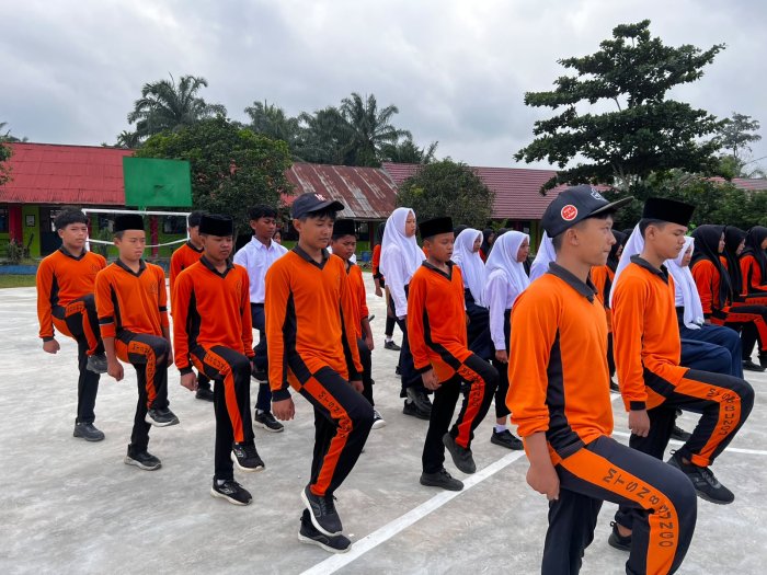 Siswa MTsN 8 Bungo Antusias Ikuti Seleksi Paskibra Dusun Gapura Suci di SMKN 9 Bungo Siswa MTsN 8 Bungo Antusias Ikuti Seleksi Paskibra Dusun Gapura Suci di SMKN 9 Bungo
