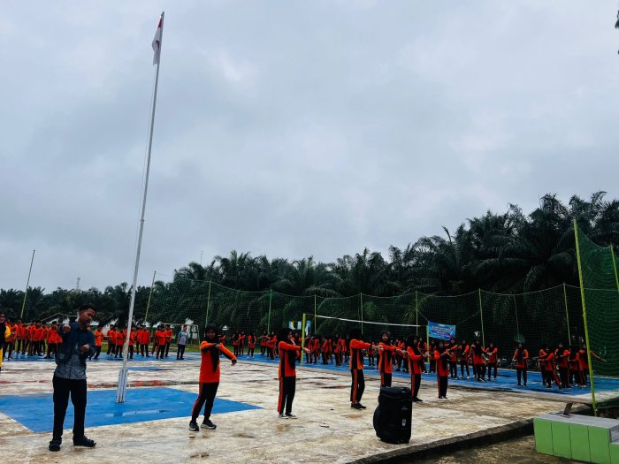 Semangat Pagi di Bumi Serentak Bak Regam: Senam Rutin MTsN 8 Bungo Perkuat Kebersamaan dan Kesehatan