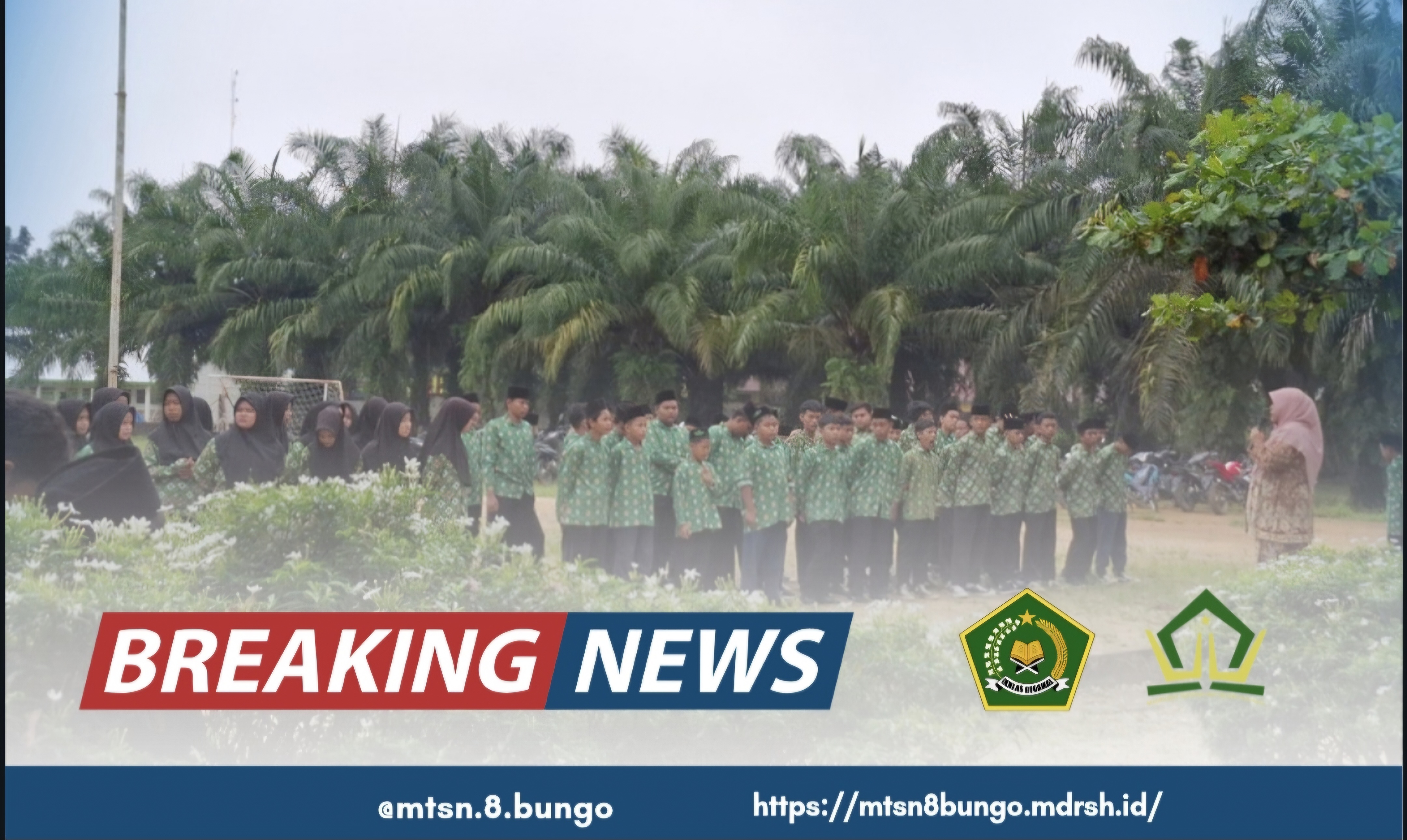 HARI PERTAMA MASUK MADRASAH,  SISWA SISWI MTSN 8 BUNGO ANTUSIAS MEMBERSIHKAN LINGKUNGAN SEBELUM KBM