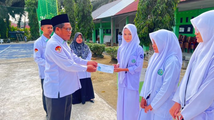 Empat Siswa MTsN 8 Bungo Terima Santunan Anak Yatim/Piatu dari Zakat Profesi Kementerian Agama Kabupaten Bungo Empat Siswa MTsN 8 Bungo Terima Santunan Anak Yatim/Piatu dari Zakat Profesi Kementerian Agama Kabupaten Bungo