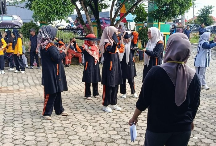 Guru MTsN 8 Bungo Ikuti Lomba LKBB Tutup Mata pada Peringatan HAB Kemenag ke-80