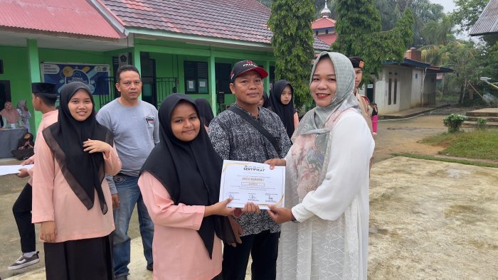 Hafiza Naurahma Tifally Raih Juara 2 Kelas VIII A, MTsN 8 Bungo Berikan Penghargaan atas Prestasi Gemilang Hafiza Naurahma Tifally Raih Juara 2 Kelas VIII A, MTsN 8 Bungo Berikan Penghargaan atas Prestasi Gemilang