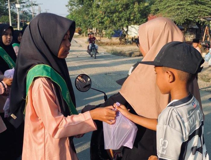 MTsN 8 Bungo Berbagi Takjil di Dusun Gapura Suci, Wujud Kepedulian di Bulan Ramadhan