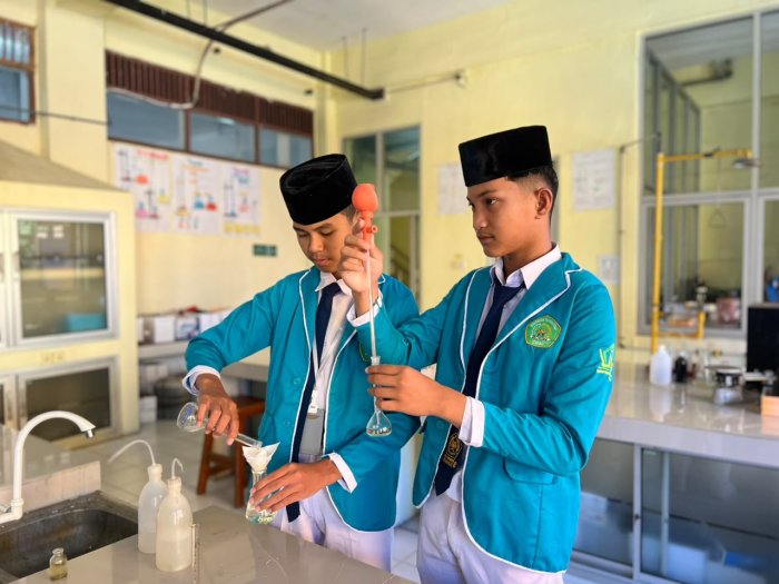 Tim Riset MTsN 8 Bungo Laksanakan Tahap Destruksi Sampel, Awali Pengujian Kandungan Logam Berat dengan Metode AAS Tim Riset MTsN 8 Bungo Laksanakan Tahap Destruksi Sampel, Awali Pengujian Kandungan Logam Berat dengan Metode AAS