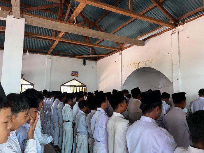 Menanamkan Nilai Ibadah Sejak Dini, MTsN 8 Bungo Laksanakan Sholat Dzuhur Berjamaah Penuh Khidmat