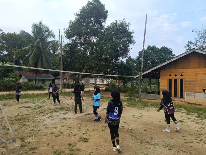 Tim Voli Putri MTsN 8 Bungo Gelar Sparing Penuh Semangat dan Kebersamaan