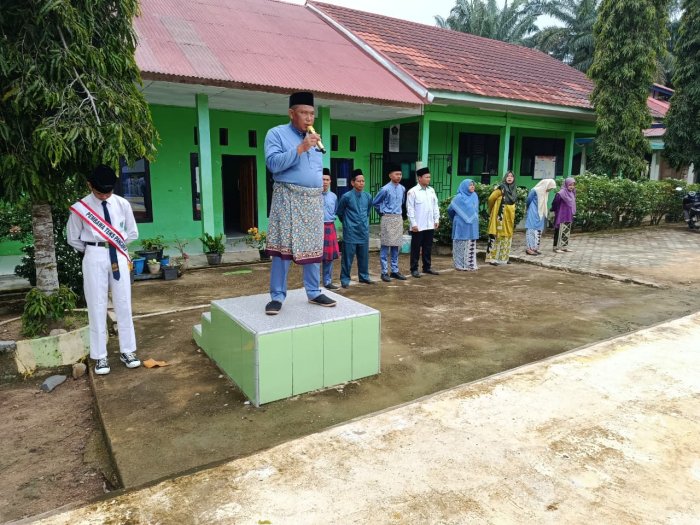 MTsN 8 Bungo Gelar Upacara Bendera Perdana Mengawali Semester Genap TP. 2025/2026