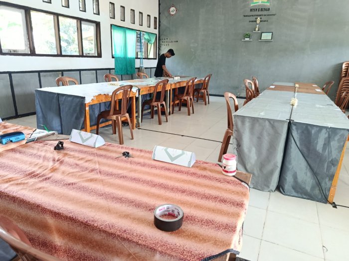 Persiapan Matang! Panitia MTsN 8 Bungo Siapkan Ruangan Gladi Bersih TKA