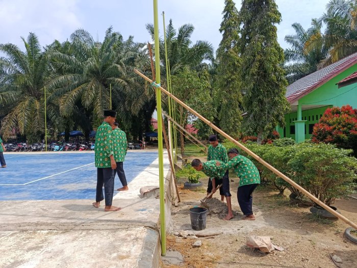 Semangat Gotong Royong Warnai Persiapan Lapangan PORSEKA MTsN 8 Bungo