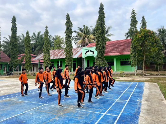 Latihan Baris Berbaris Jadi Kegiatan Rutin Sabtu Pagi, MTsN 8 Bungo Tanamkan Disiplin dan Jiwa Kepemimpinan Siswa Latihan Baris Berbaris Jadi Kegiatan Rutin Sabtu Pagi, MTsN 8 Bungo Tanamkan Disiplin dan Jiwa Kepemimpinan Siswa