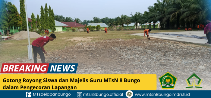 Gotong Royong Siswa dan Majelis Guru MTsN 8 Bungo dalam Pengecoran Lapangan