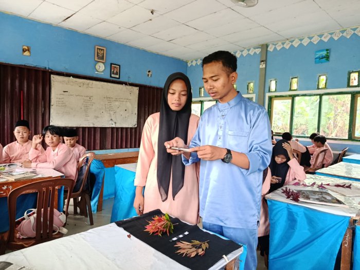 Praktikum IPA Menarik! Siswa Kelas VII A MTsN 8 Bungo Pelajari Teknik Dokumentasi Spesimen Tumbuhan