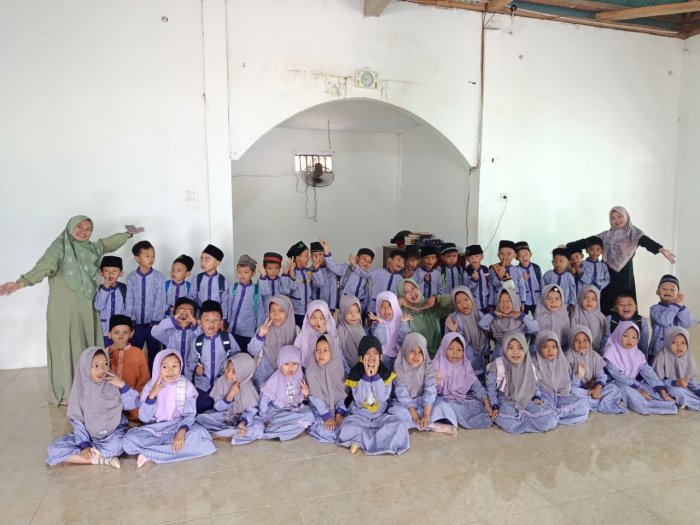 Mushola Al Ikhlas MTsN 8 Bungo Terima Kunjungan Peserta Didik TK Al Mubtadiin Dusun Gapura Suci