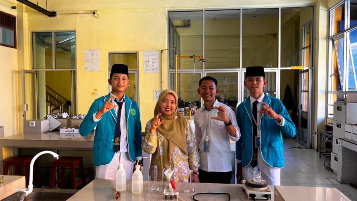 Kepala Laboratorium Kimia Sambut Bangga Tim Riset MTsN 8 Bungo, Siap Lakukan Pengujian Sampel Final Lomba Riset Nasional