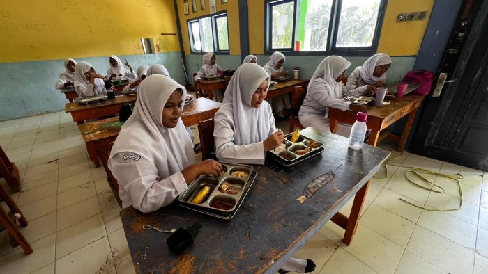 Program MBG MTsN 8 Bungo Disambut Antusias, Zhafran: Belajar Jadi Lebih Semangat karena Siswa Kenyang dan Bergizi Program MBG MTsN 8 Bungo Disambut Antusias, Zhafran: Belajar Jadi Lebih Semangat karena Siswa Kenyang dan Bergizi